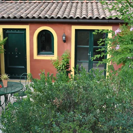 Sous L'olivier Μεντόν