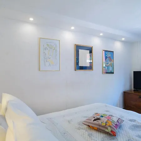 Sous L'olivier Μεντόν