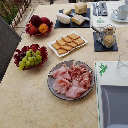 Sous L'olivier Μεντόν