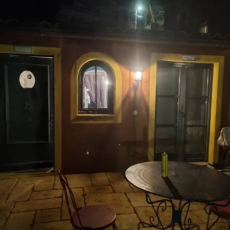 橄榄树下酒店 *